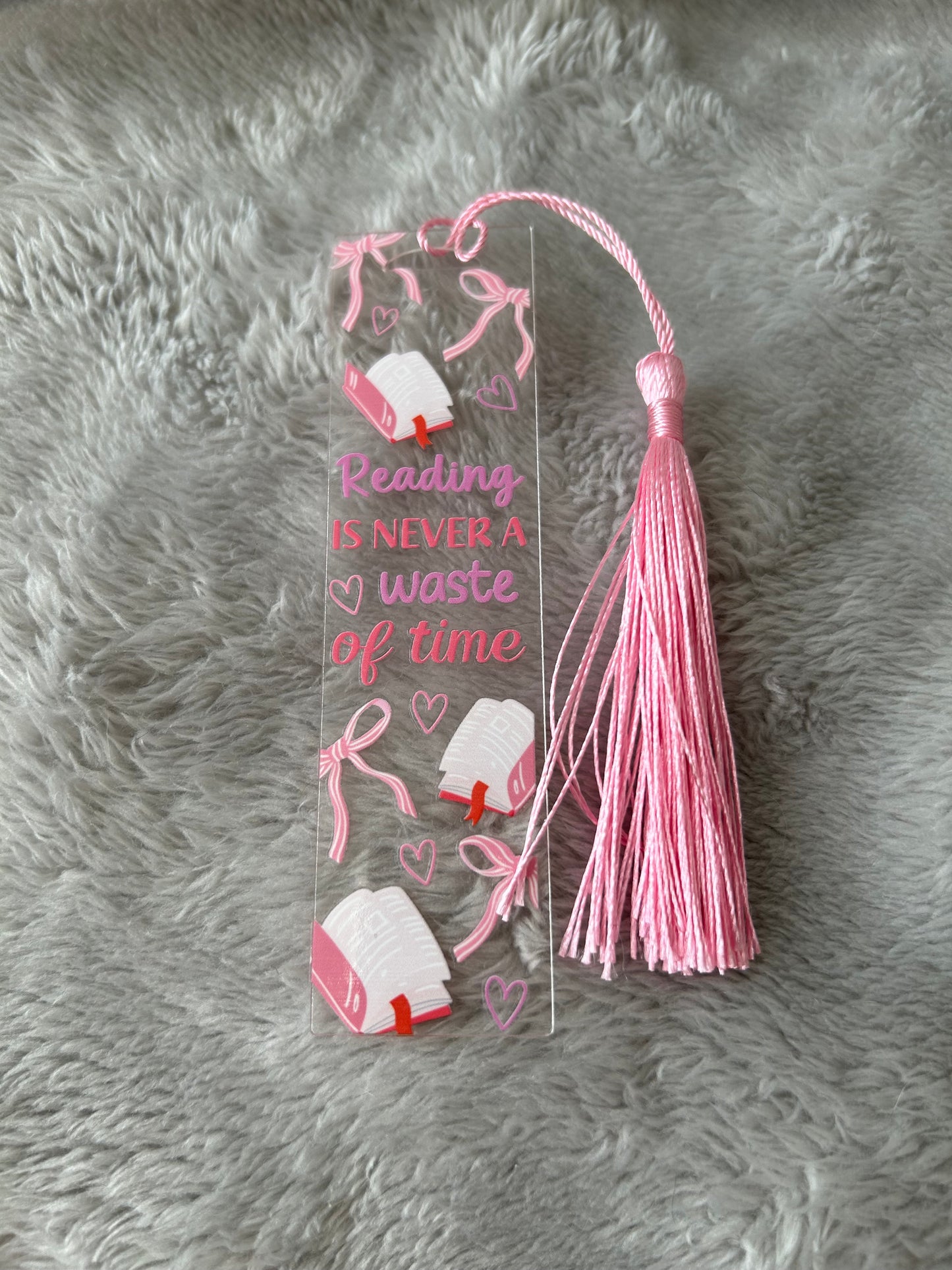 Lesezeichen „reading is never a waste of time“ 🎀⏰