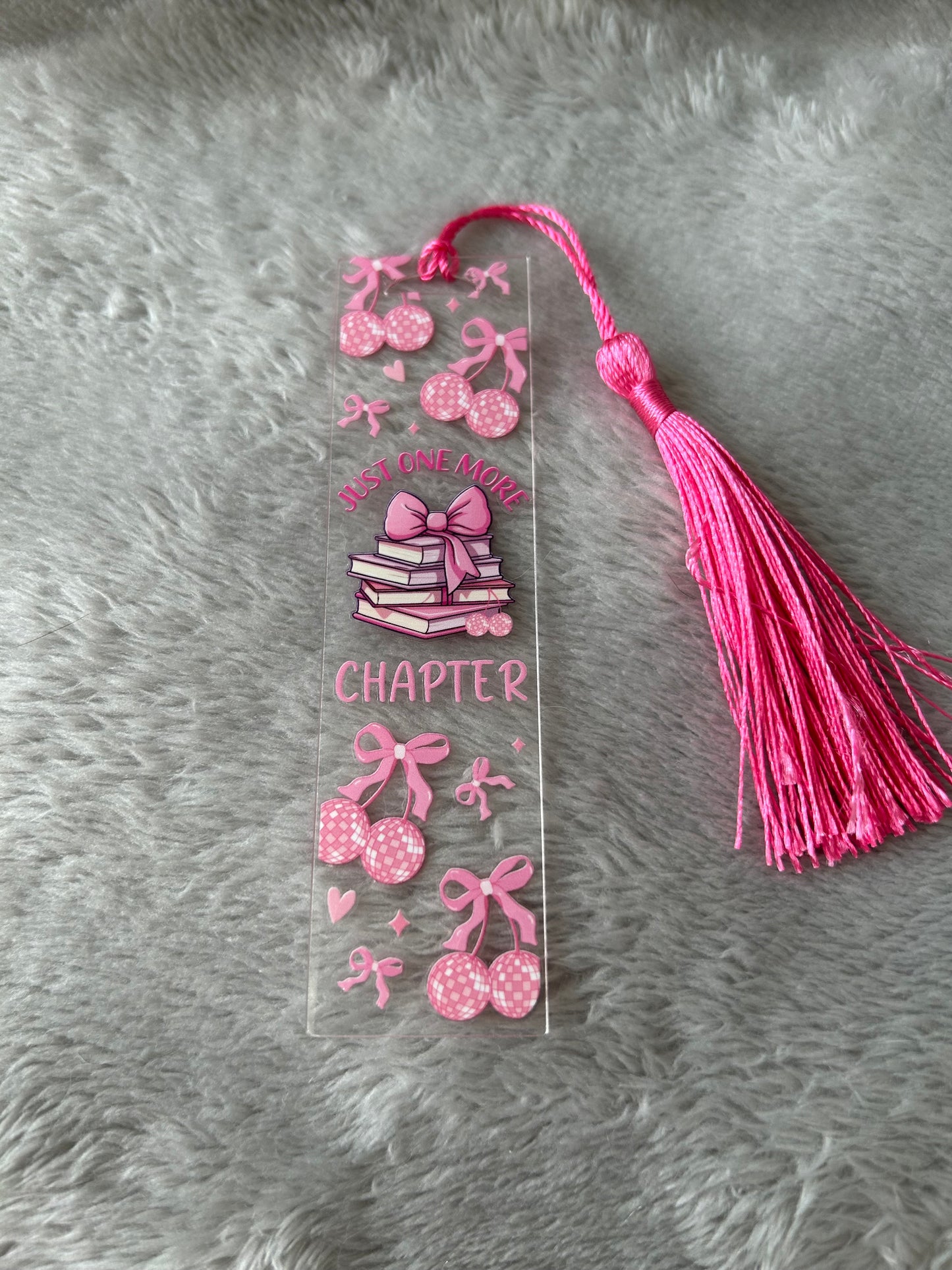 Lesezeichen „one more chapter“ 🪩🍒