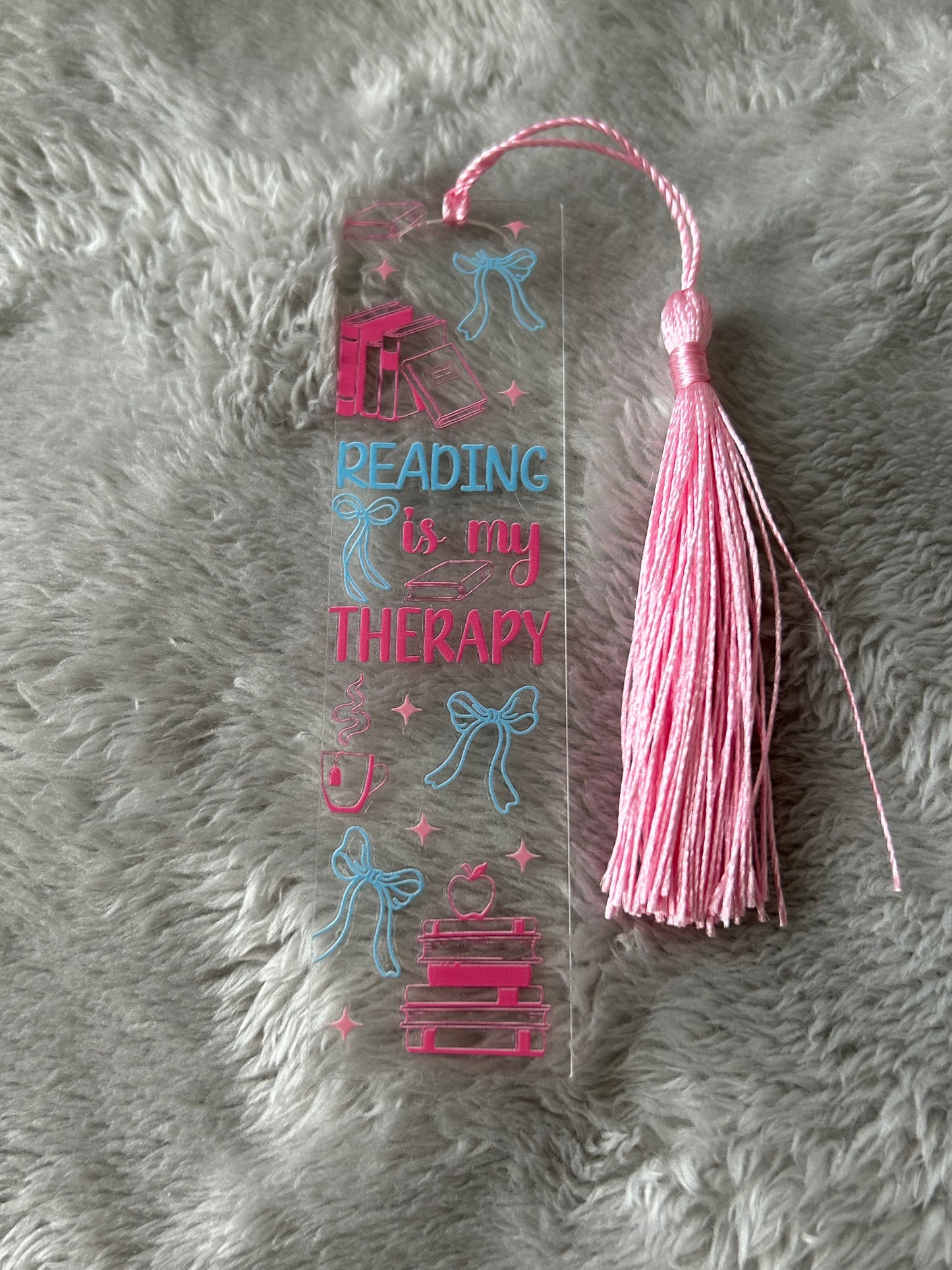 Lesezeichen „reading is my therapy“ 💅🏼
