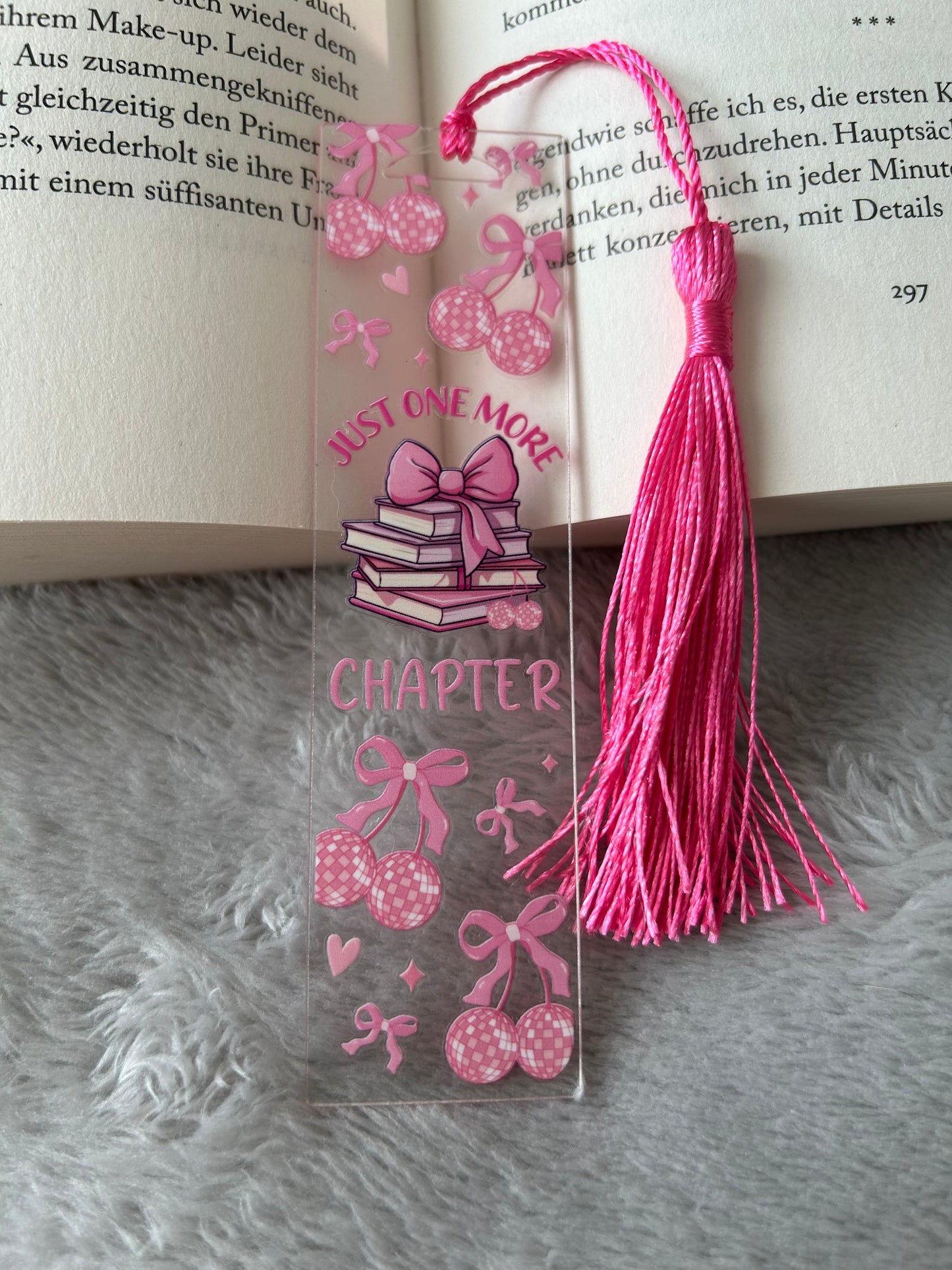 Lesezeichen „one more chapter“ 🪩🍒