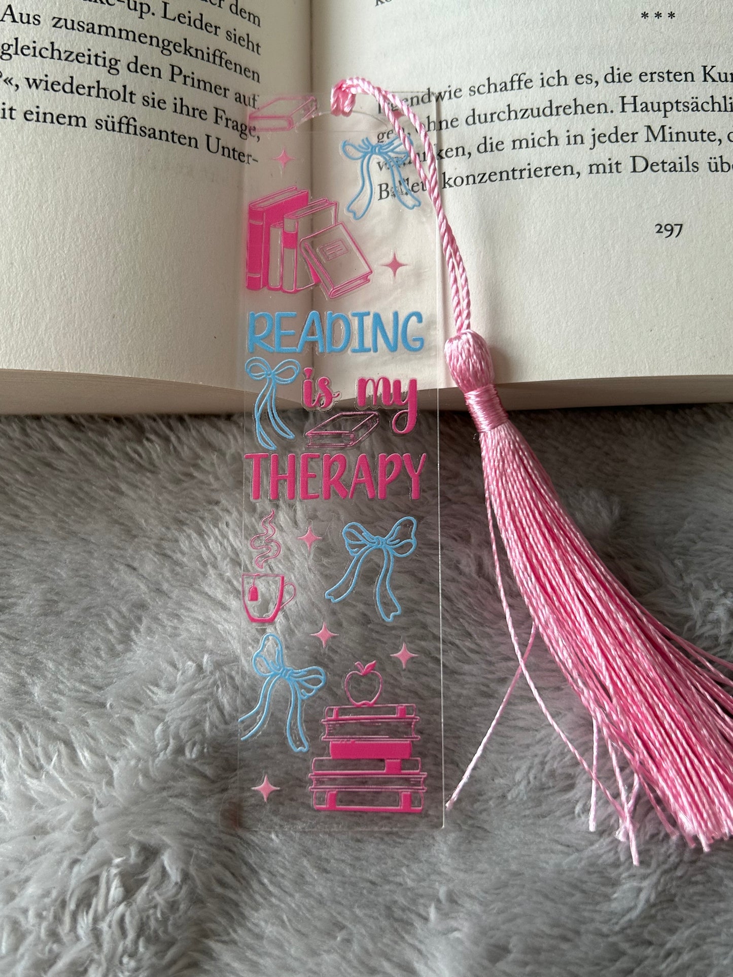 Lesezeichen „reading is my therapy“ 💅🏼