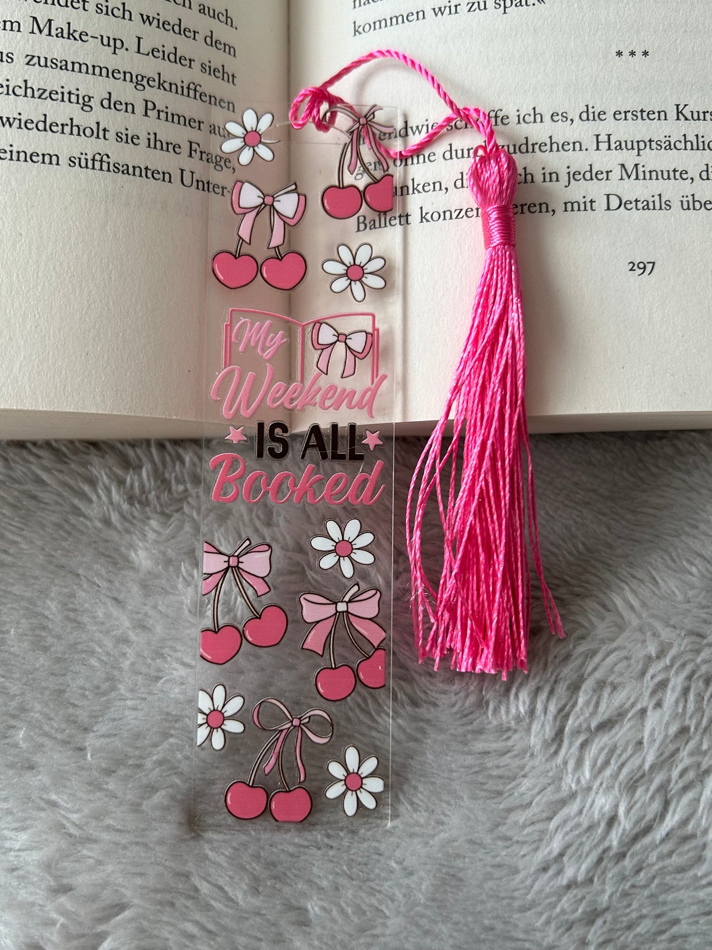 Lesezeichen „my weekend is all booked“ 🍒📖